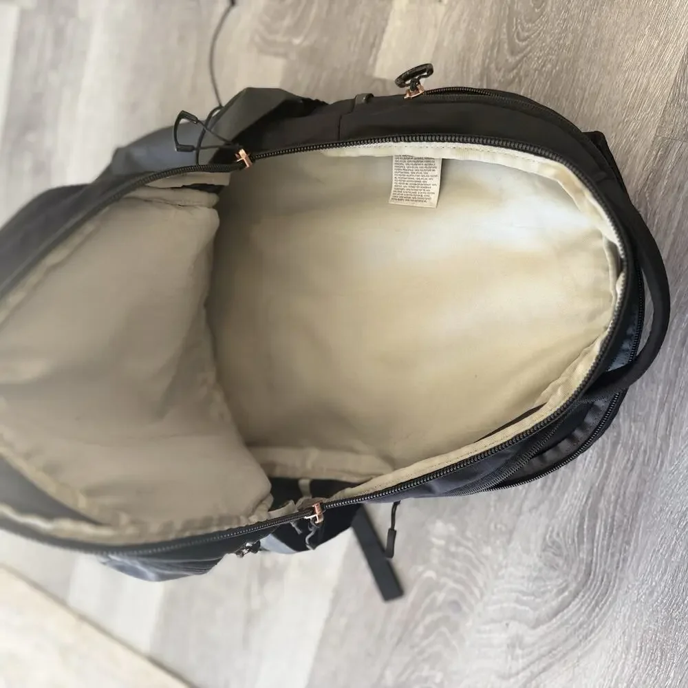The North Face Borealis Luxe Backpack with metallic accents - Picture 4 of 7